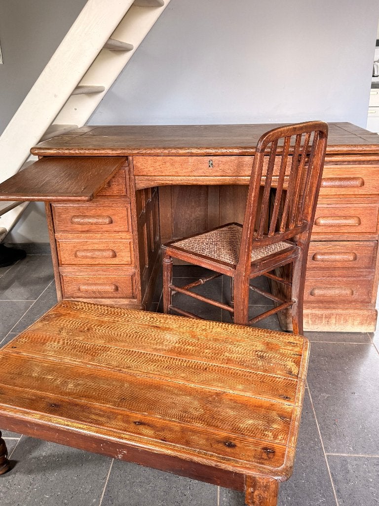 Lot d'un vieux bureau en bois sur roues avec chaise et table, Enlèvement ou Envoi