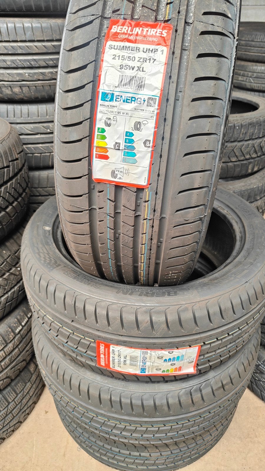 215/50zr17 95wBerlin 80€ per stuk met montage en balanceren