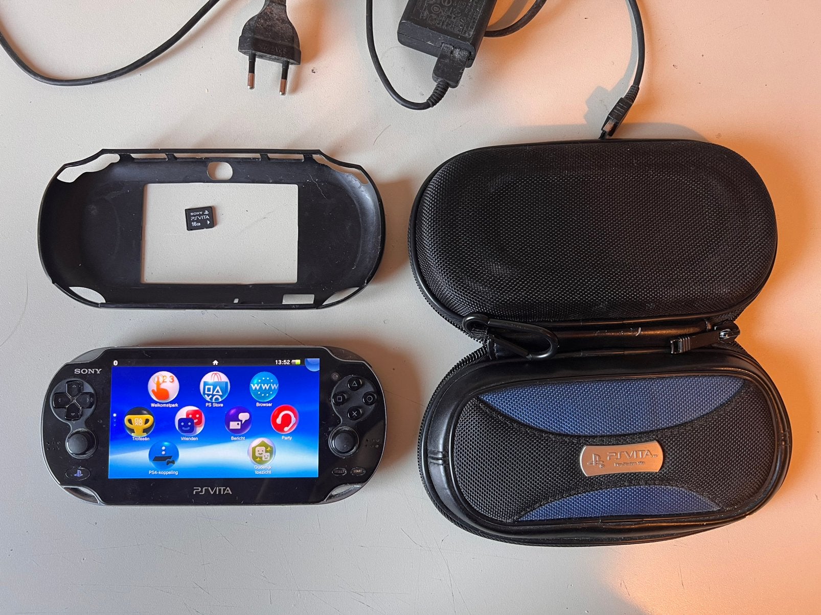 PlayStation Vita (PCH-1004 OLED) incl. accessoires, Ophalen of Verzenden, Zo goed als nieuw, Zwart, Met camera