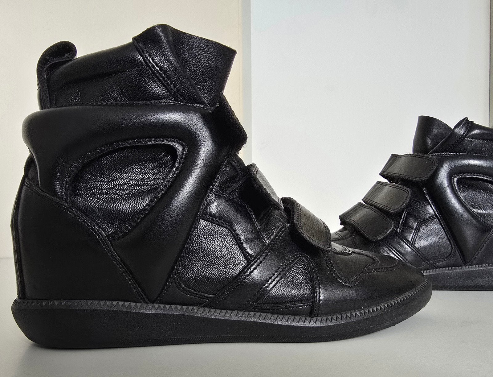 ISABEL MARANT BUCKEE BEKETT MAAT 38. Zwarte sleehak sneaker, Kleding | Dames, Zwart, Ophalen of Verzenden, Zo goed als nieuw, Sneakers
