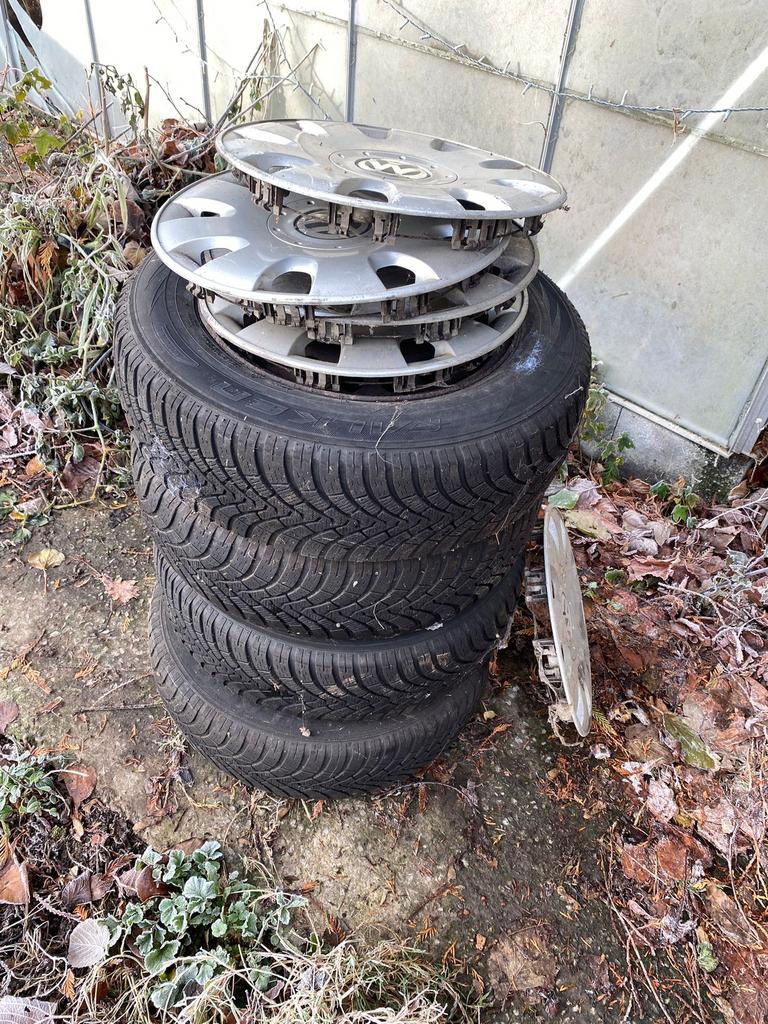 4x 195/65R15 winterbanden op VW Touran-velgen + wieldoppen, Auto-onderdelen, Banden en Velgen, Ophalen, Winterbanden, Band(en)