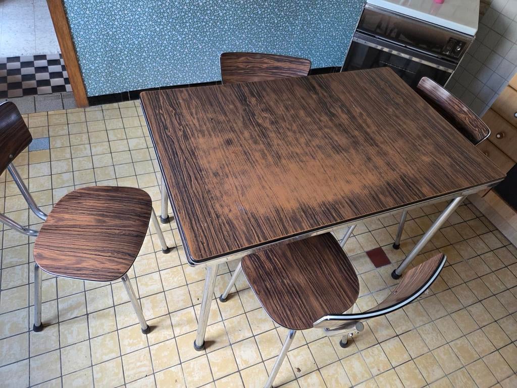 Table cuisine vintage avec 2 allonges et  6 chaises, Enlèvement