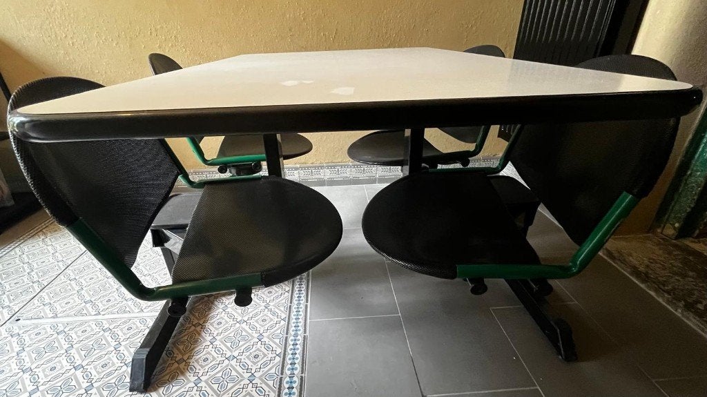 Table d'intérieur vintage unique avec 4 chaises pivotantes, 100 à 150 cm, Enlèvement, Utilisé, 50 à 100 cm