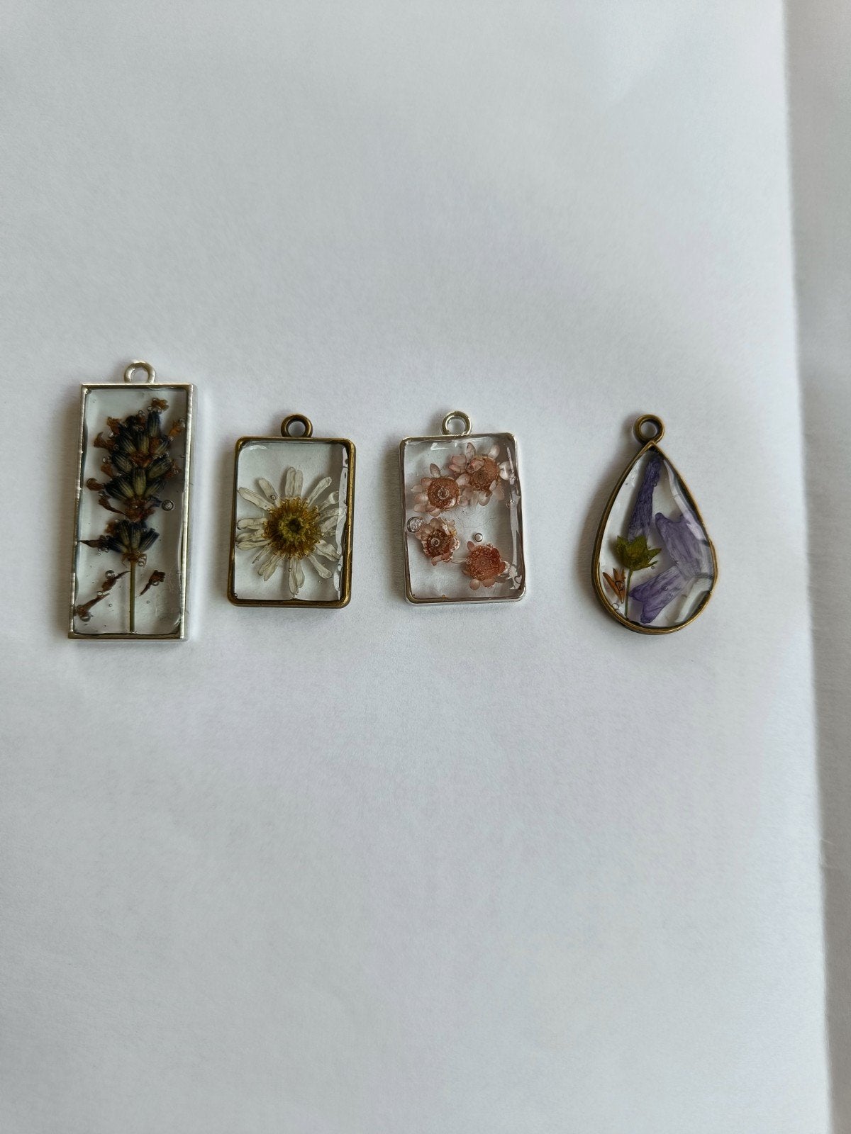 kettinghanger bloemen in hars epoxy, Handtassen en Accessoires, Kettinghangers, Ophalen