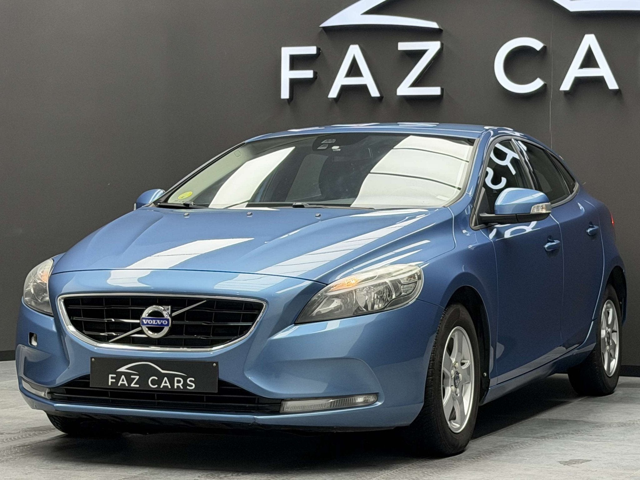Volvo V40 1.6 D2 * CLIM + GPS + REGU + JANTES + GARANTIE *, Autos, Entreprise, Boîte manuelle, Noir, 5 portes