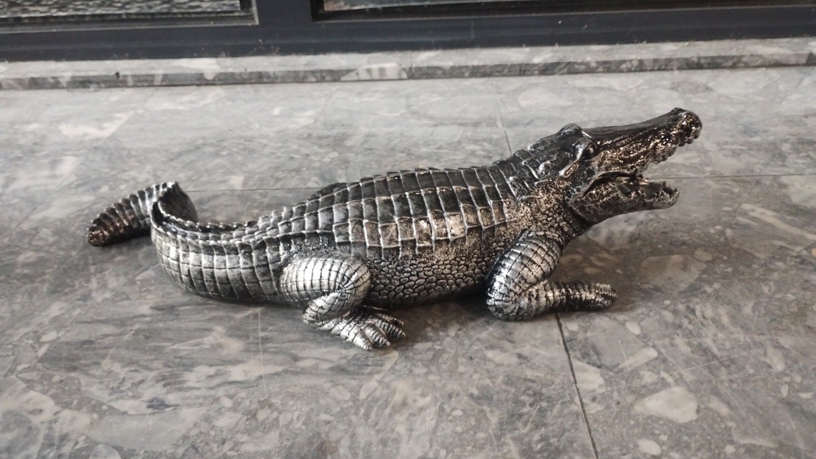 Zilveren krokodil, Tuin en Terras, Tuinbeelden, Ophalen, Nieuw, Kunststof, Dierenbeeld