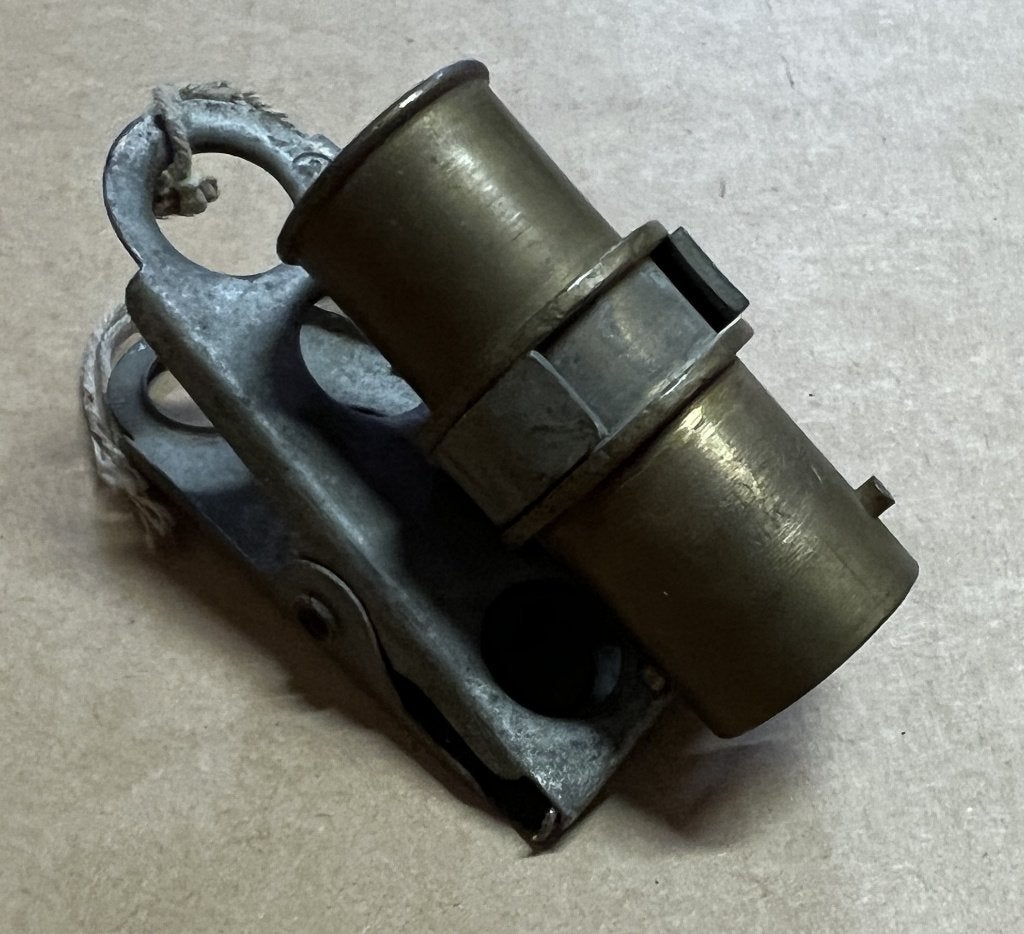 WO2 - RAF oxygen mask connector & clothing clip - origineel, Ophalen of Verzenden, Luchtmacht, Overige typen