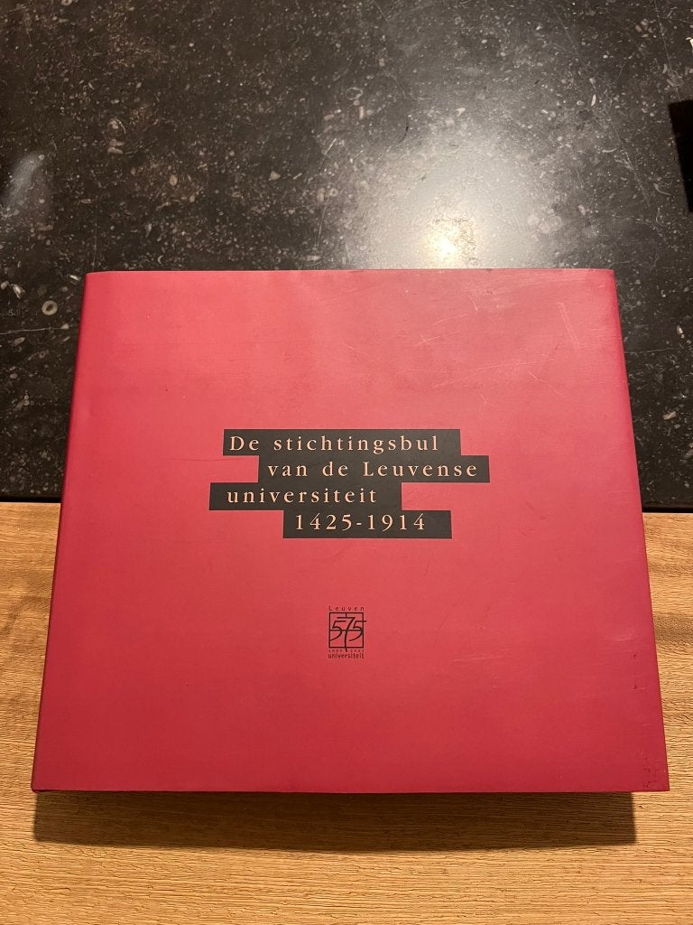 De stichtingsbul van de Leuvense universiteit 1425 - 1914, Boeken, Ophalen of Verzenden, 15e en 16e eeuw, Zo goed als nieuw