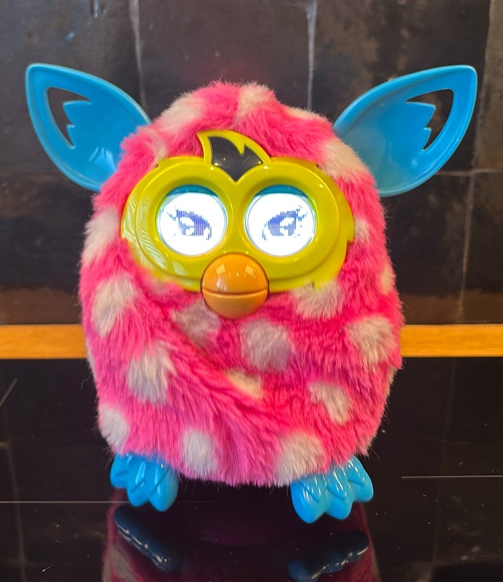 Furby 2013 Pink Polka Dots Interactive Electronic Toy Hasbro, Enfants & Bébés, Jouets | Peluches, Enlèvement ou Envoi, Comme neuf
