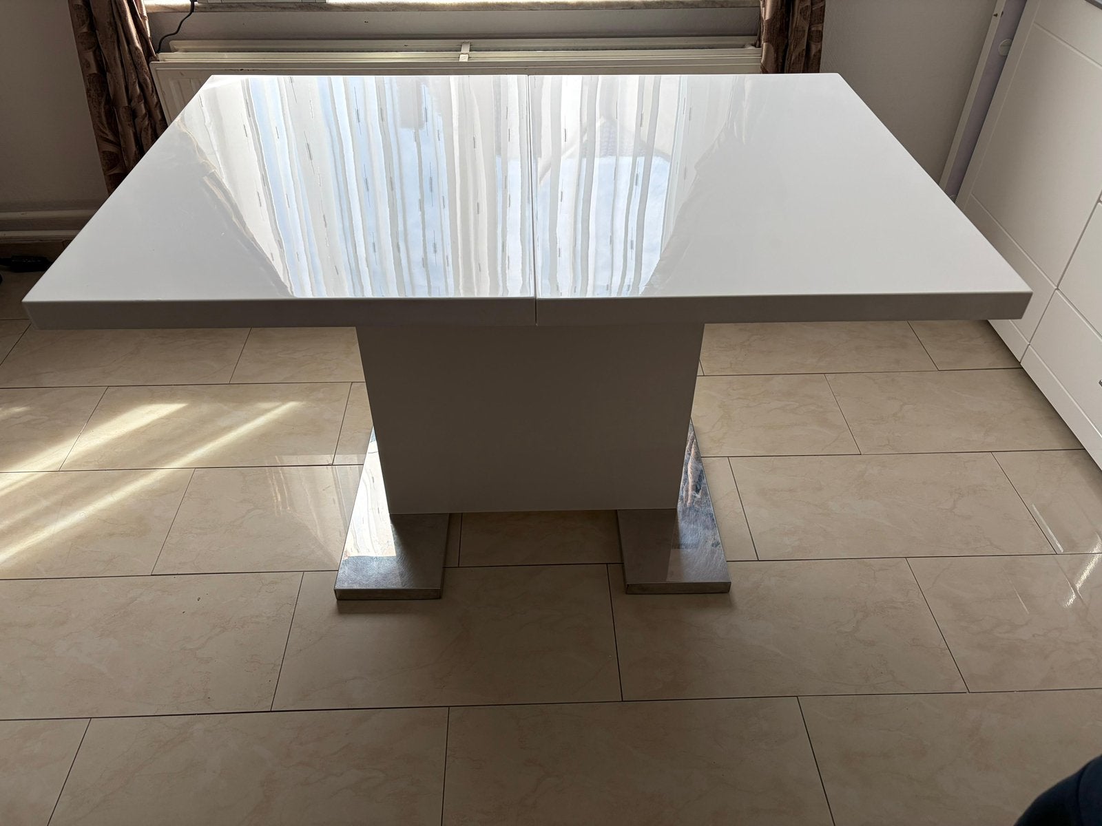 Uitschuifbare witte tafel in goede staat., Ophalen, Zo goed als nieuw