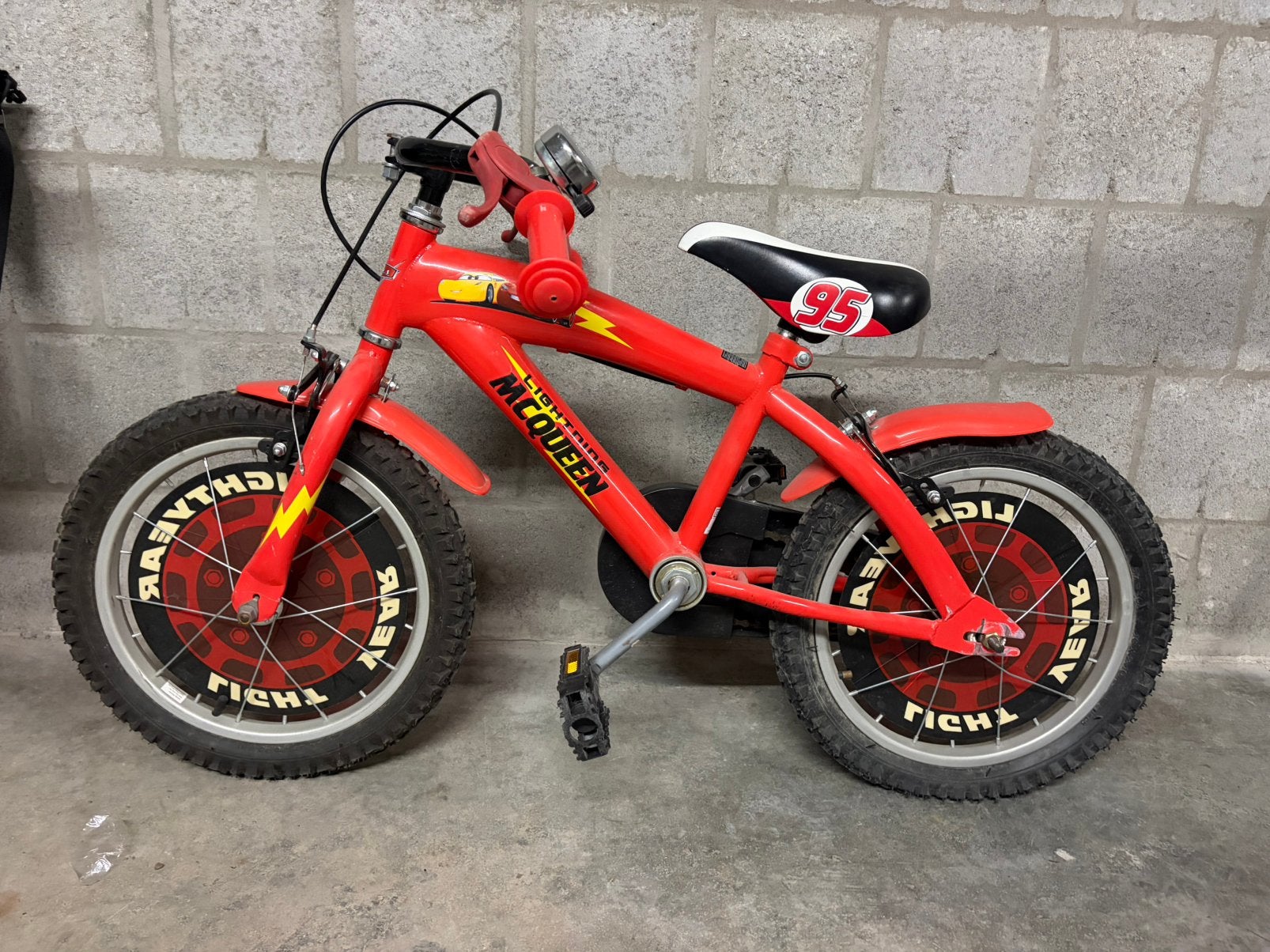 Rode Disney Cars jongensfiets 16 inch - 4-6 jaar, Ophalen, Gebruikt, Schijfrem, 16 tot 20 inch