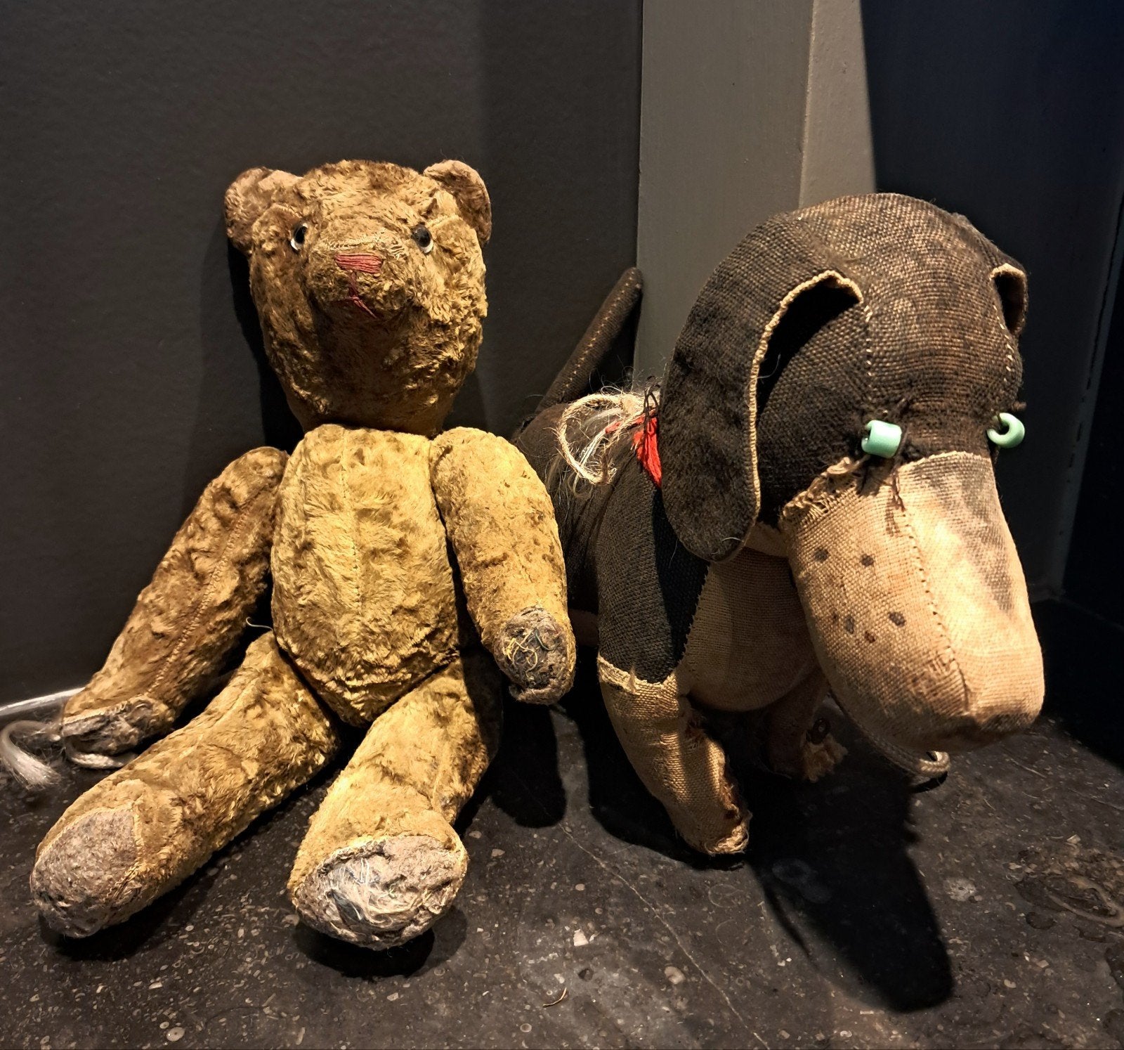 Antieke  teddybeer en folk art hond,periode  1920, Verzamelen, Ophalen of Verzenden