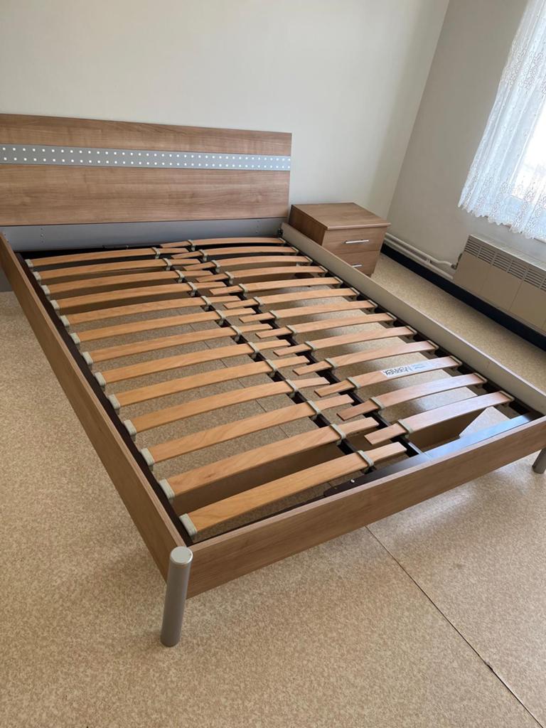 Twee persoonsbed met 2 nachttafels 125€ (met gratis matras), Huis en Inrichting, Slaapkamer | Bedden, Ophalen, Zo goed als nieuw