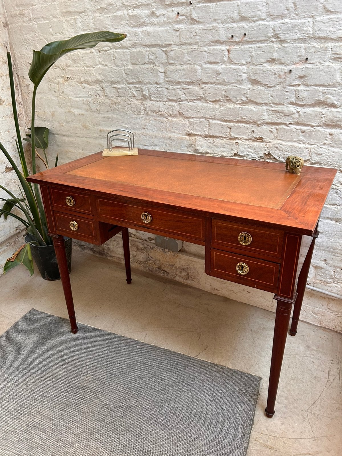 Elegant bureau style Louis XVI en acajou, Enlèvement