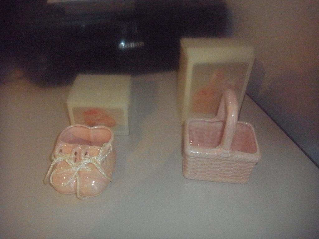 beeldjes een mandje en schoentjes rose vintage, Verzamelen, Ophalen of Verzenden, Zo goed als nieuw