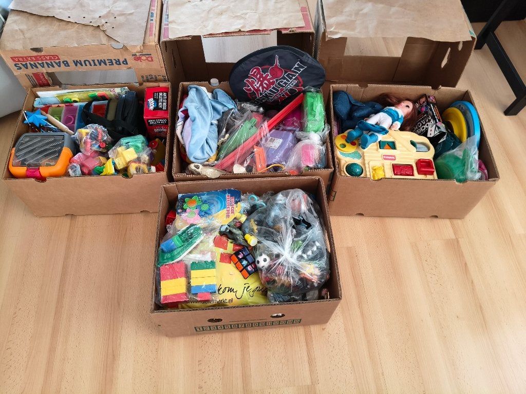 4 dozen met speelgoed en dergelijke, Ophalen, Gebruikt