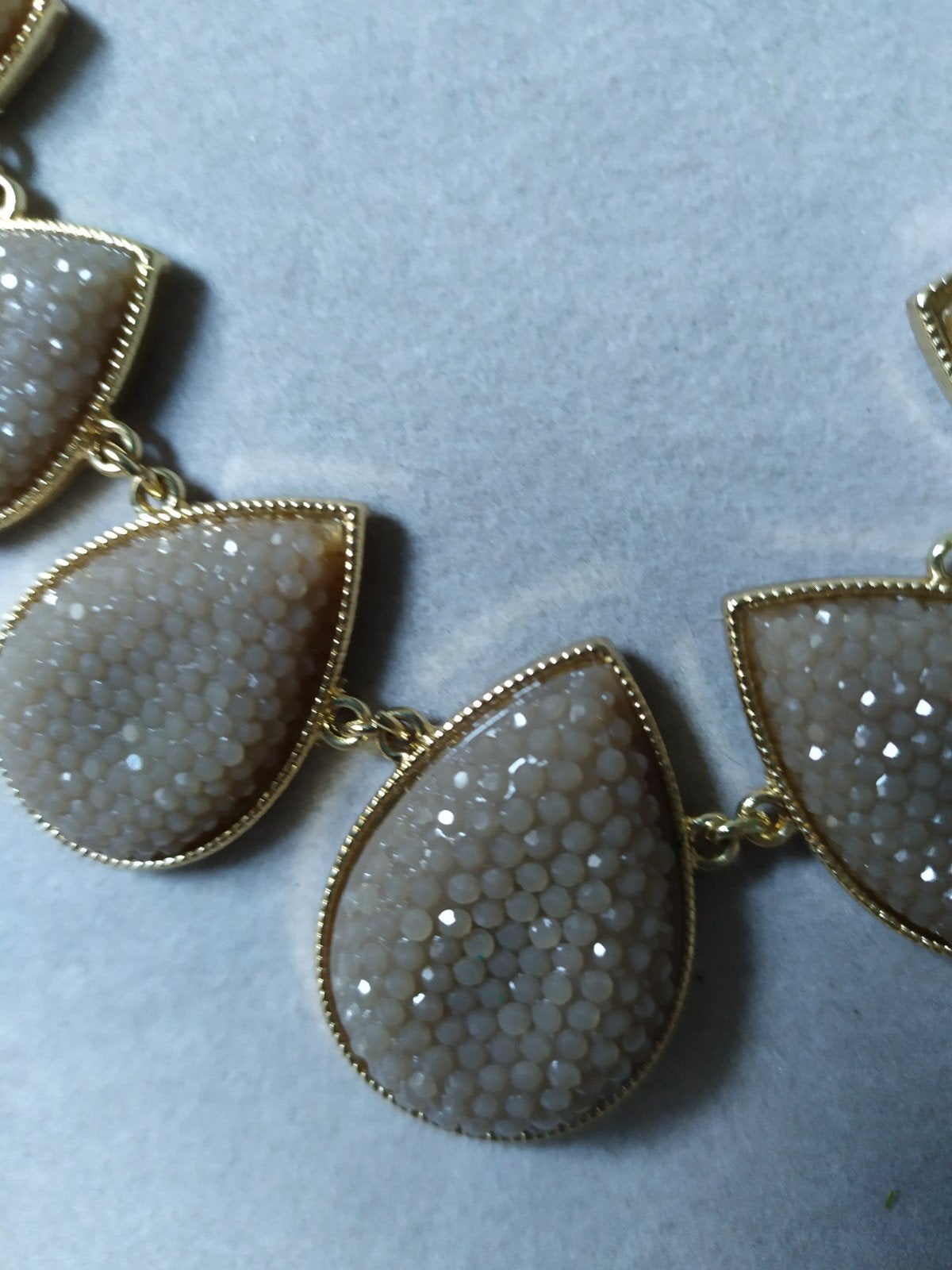 Vintage halsketting H&M in goudkleur met druppelhangers Nieu, Ophalen of Verzenden