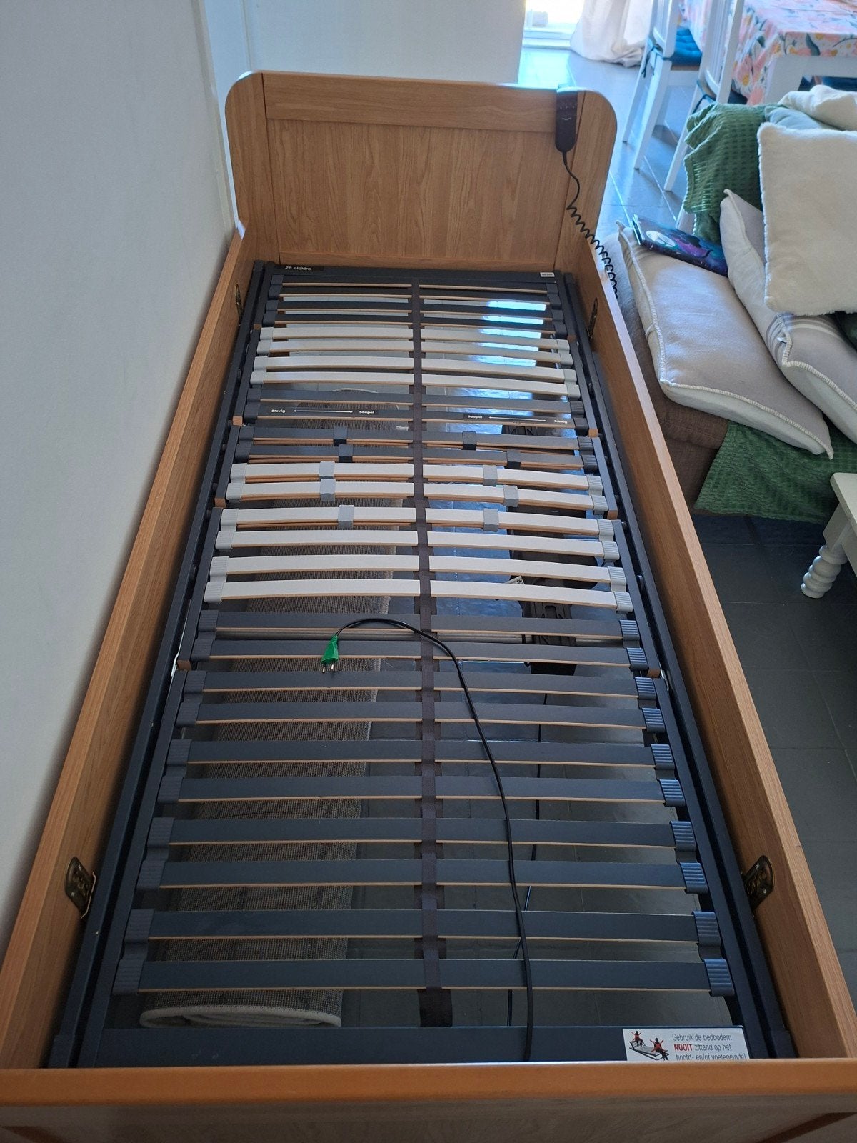 1 persoonsbed met elektrische lattenbodem, Huis en Inrichting, Ophalen, 90 cm, Eenpersoons, Beige