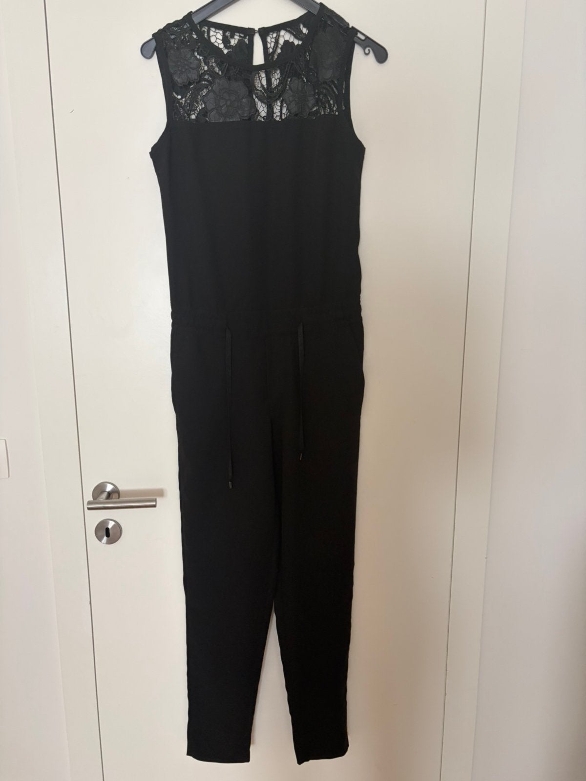 Jumpsuit Lio Jo zwart met kant maat XS, Kleding | Dames, Jumpsuits, Ophalen of Verzenden, Zo goed als nieuw, Maat 34 (XS) of kleiner