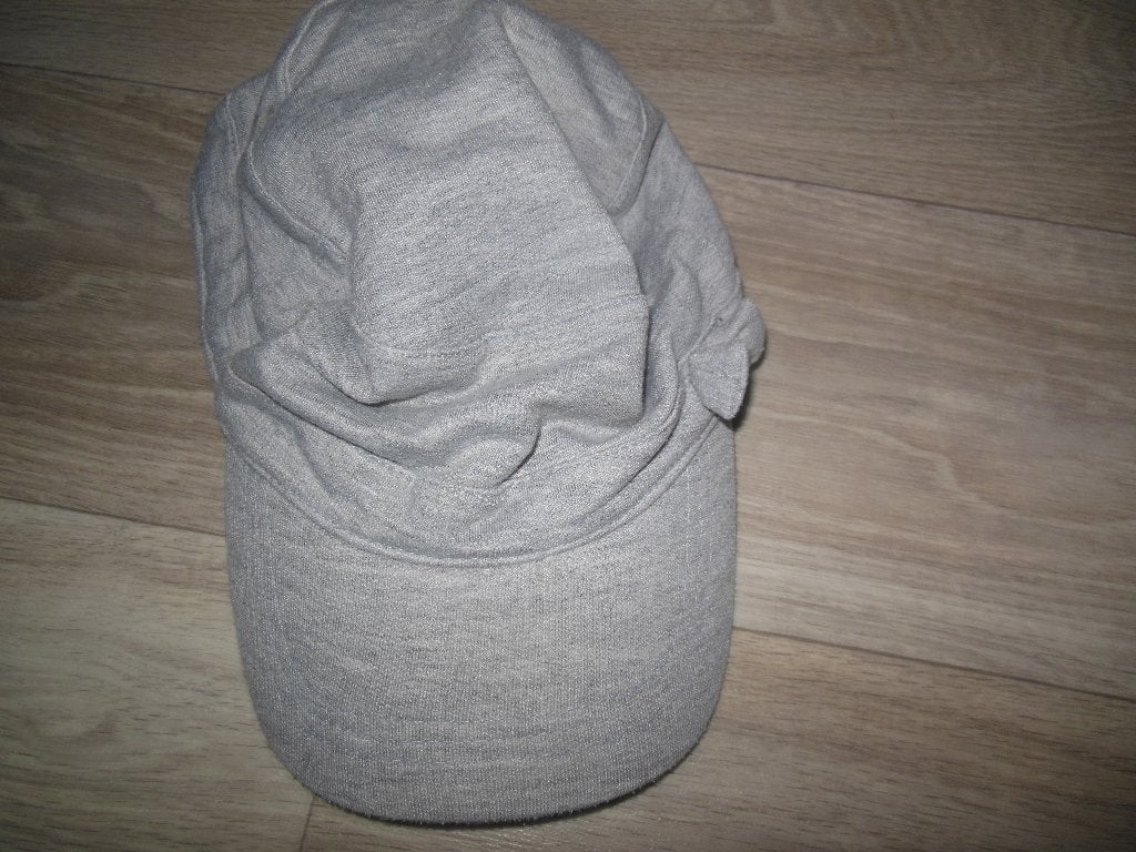 meisjespet 53cm in nieuwstaat, Enfants & Bébés, Veritas, Enlèvement ou Envoi, Comme neuf, Casquette