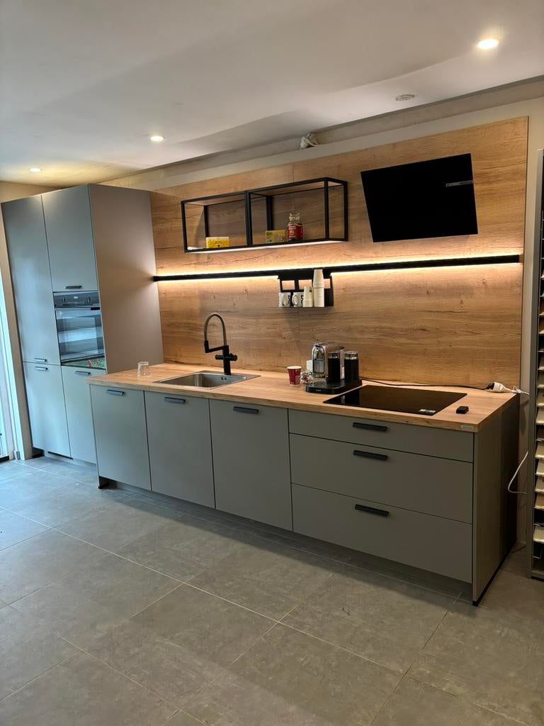 Salle d'exposition, cuisine, nouvelle, Neuf, Gris, Bois, Enlèvement