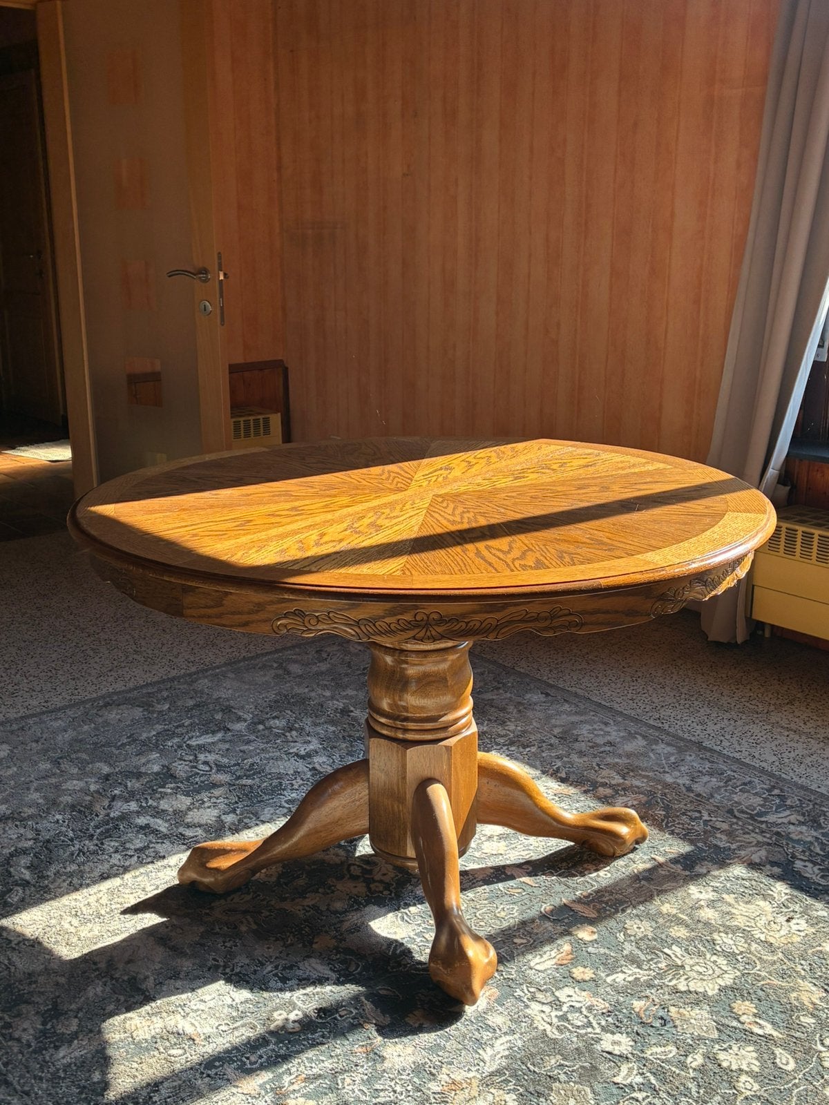 Ronde eikenhouten eettafel, Ophalen