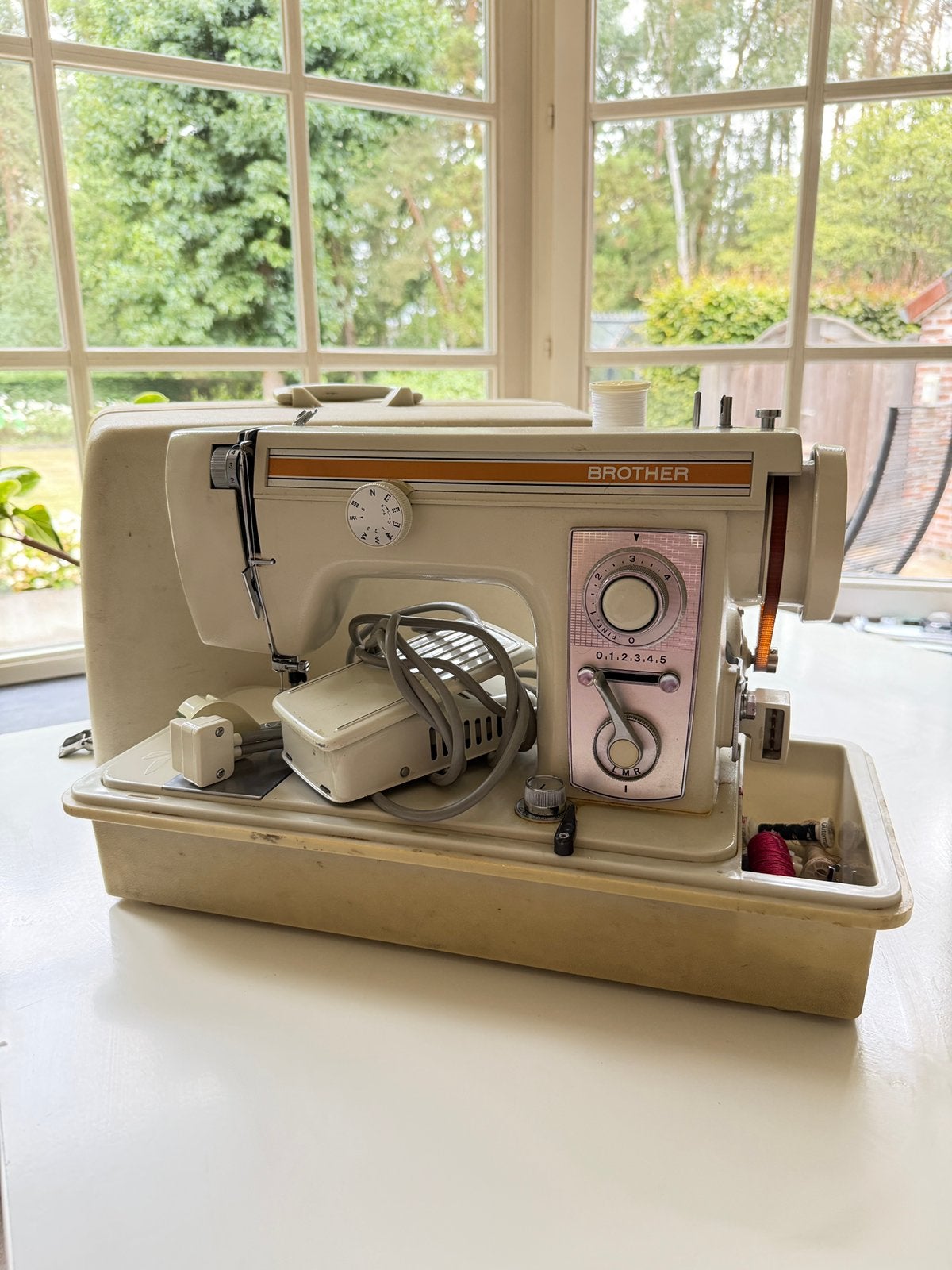 Vintage Brother naaimachine met koffer en voetpedaal, Ophalen