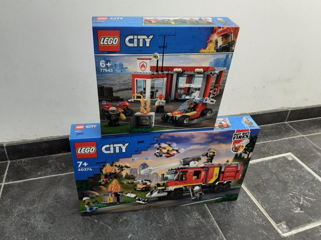 LEGO City Brandweerwagen met Drones - 60374 en 77943, Kinderen en Baby's, City, Lego, Nieuw, Ophalen of Verzenden