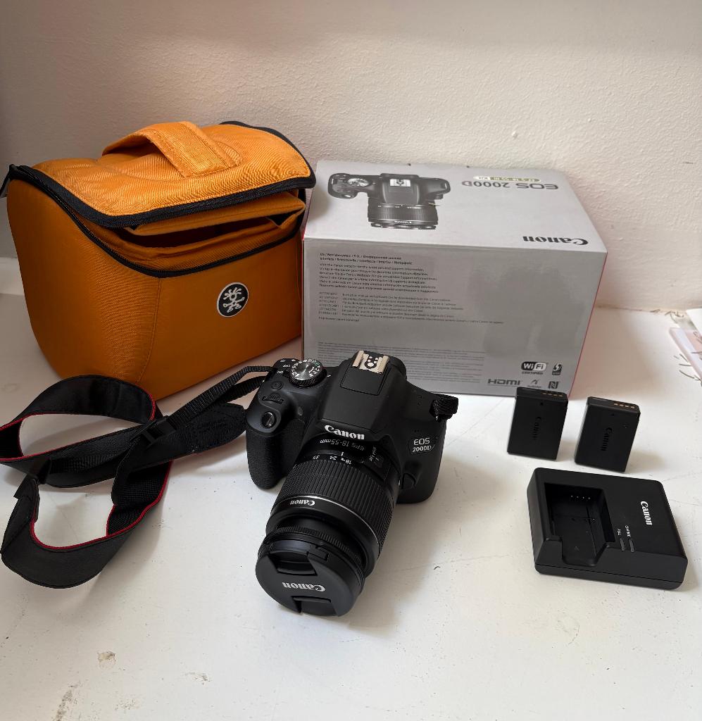 Canon EOS 2000D met 18-55 lens, batterijen en tas, Audio, Tv en Foto, Fotocamera's Digitaal, Ophalen of Verzenden, Gebruikt, Spiegelreflex