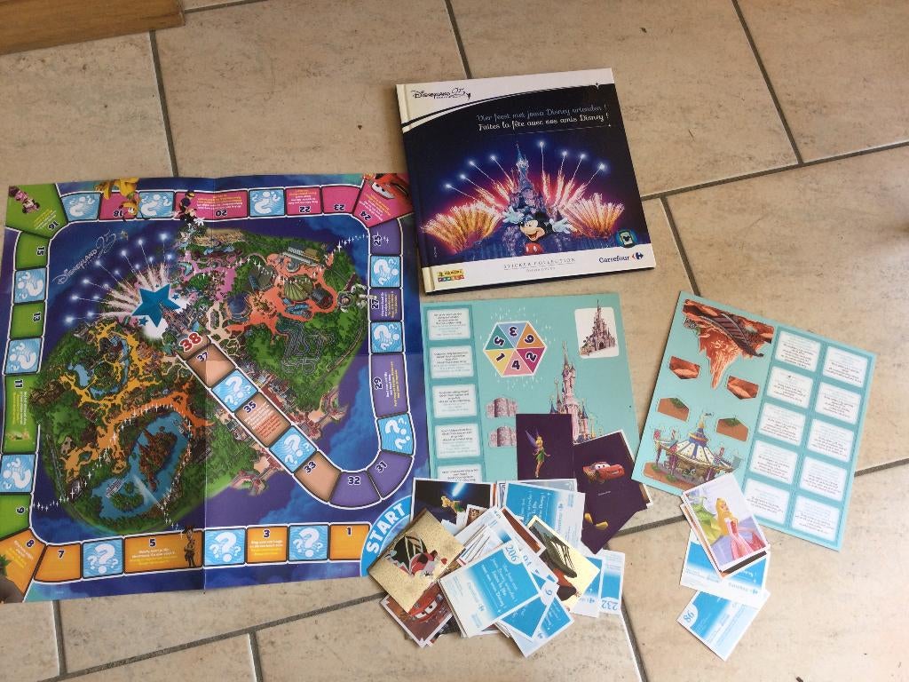 FETE"AMIS DISNEY"-DISNEYLAND+STICKERS+CARTES+JEU, Antiquités & Art, Antiquités | Livres & Manuscrits, Enlèvement ou Envoi