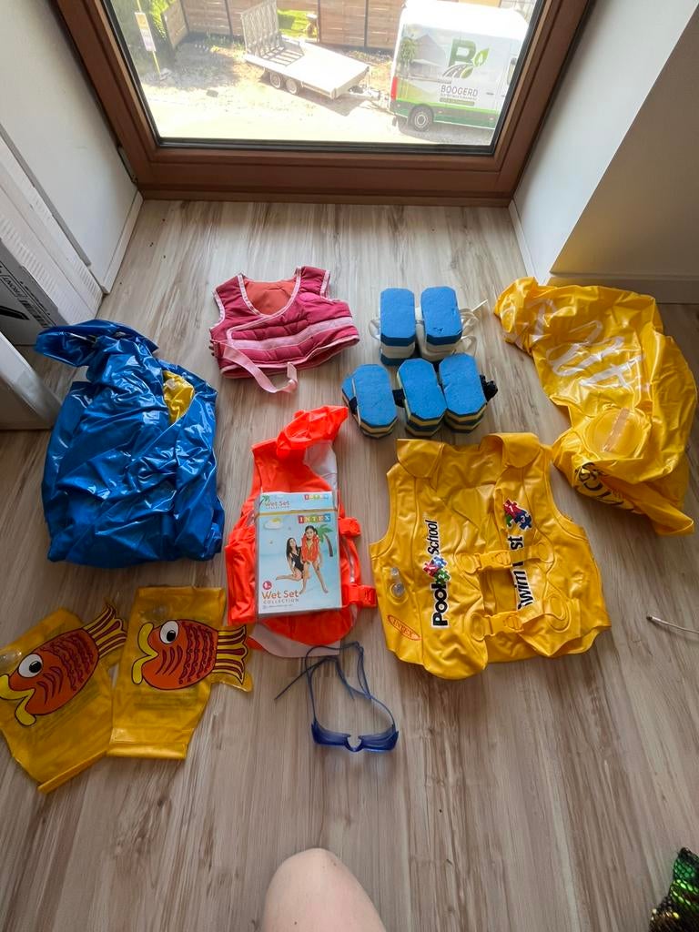 Pakket zwemvesten en zwembandjes voor kinderen, Kinderen en Baby's, Kinderkleding | Kinder-zwemkleding, Ophalen of Verzenden, Zo goed als nieuw