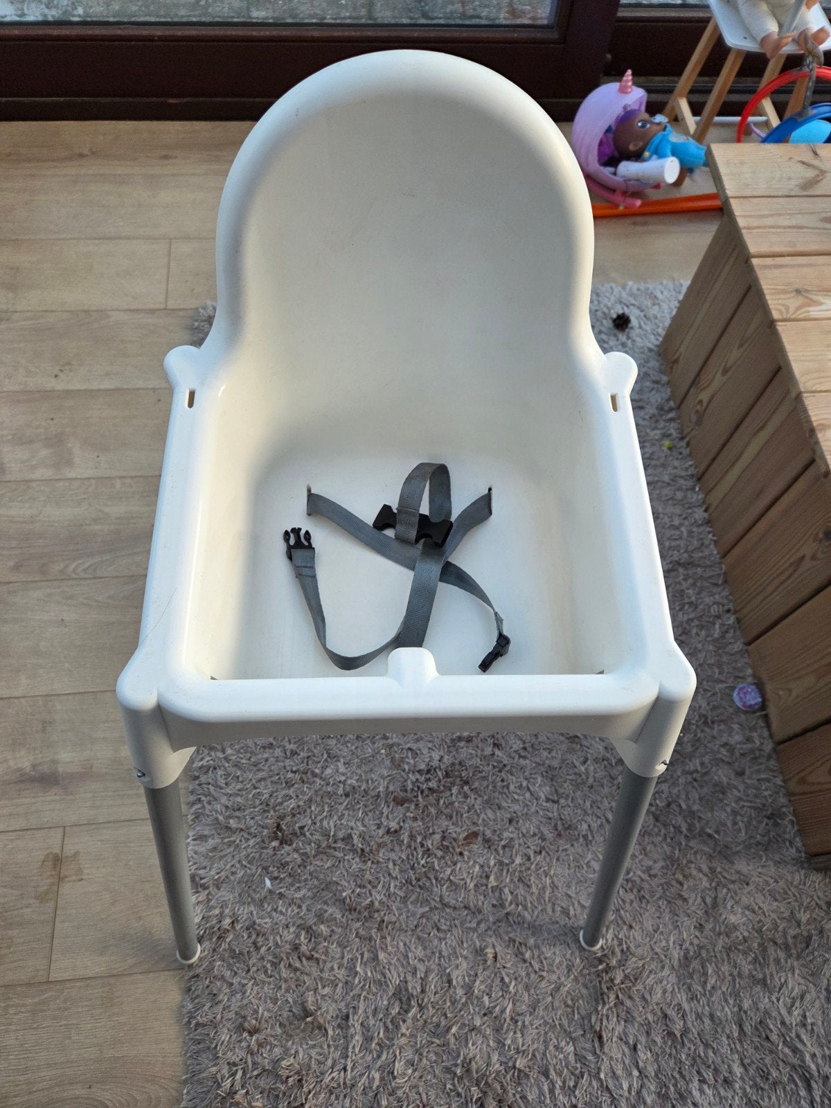 IKEA ANTILOP Kinderstoel (wit met poten en veiligheidsriempj, Kinderen en Baby's, Ophalen, Gebruikt, Gordel(s)