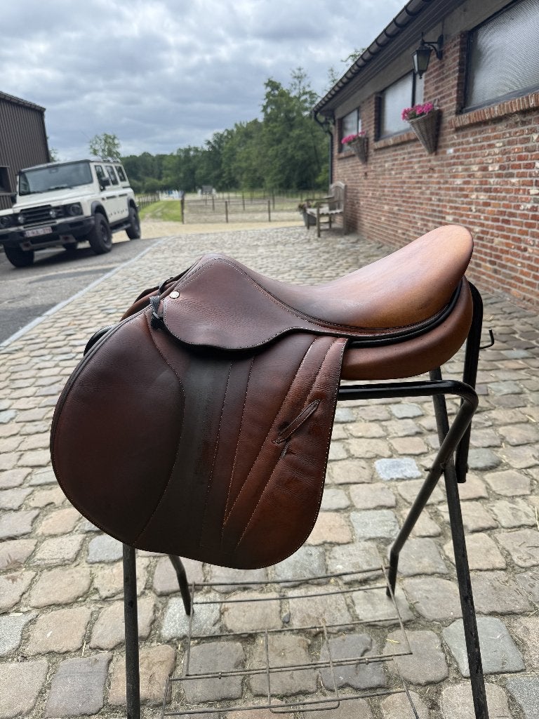 Butet springzadel te koop (zeer goede staat), Animaux & Accessoires, Chevaux & Poneys | Selles, Enlèvement, Obstacle