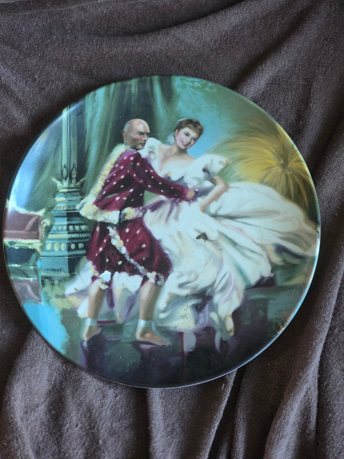 Assiette de collection yul Brynner vintage de 1985 intitulée, Enlèvement ou Envoi