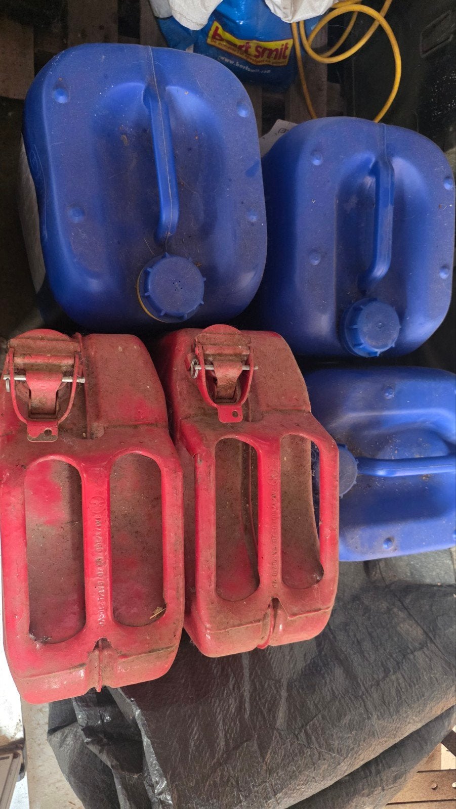 5 jerrycans van 20 liter petroleum, dus 100 liter in totaal., Ophalen