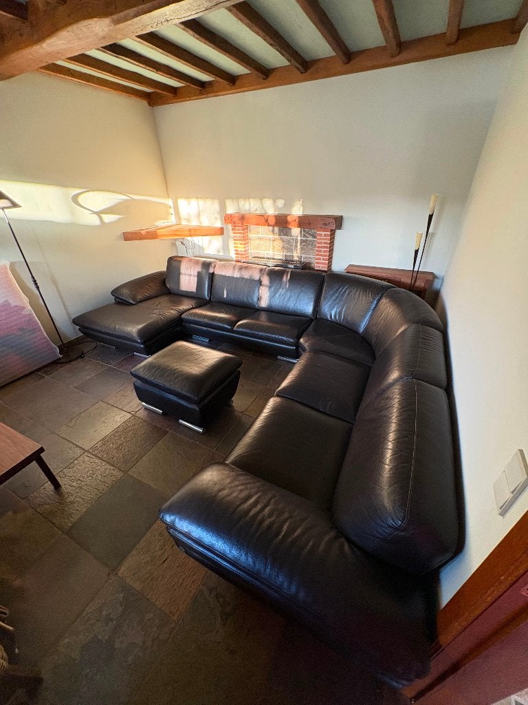 Luxe lederen hoeksalon met hocker – zeer comfortabel, Enlèvement, Utilisé, Cuir, Tijdloos, modern en strak design met een luxueuze uitstraling