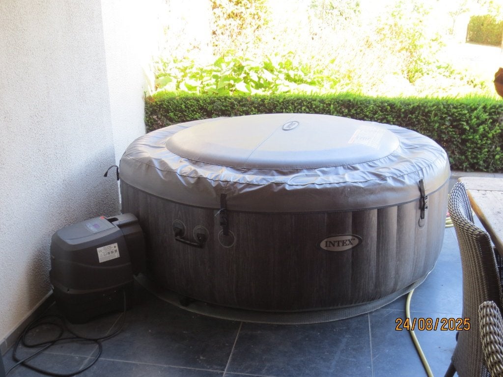 intex jacuzzi  4 Personen, Ophalen, Zo goed als nieuw, Filter, Opblaasbaar