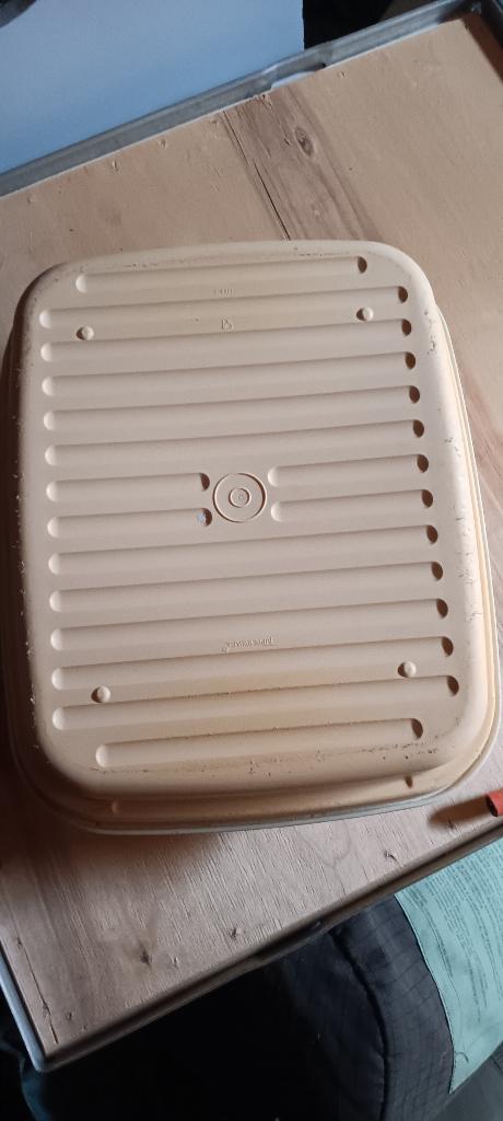 tupperware broodtrommel, Huis en Inrichting, Ophalen, Zo goed als nieuw, Crème, Bus of Trommel