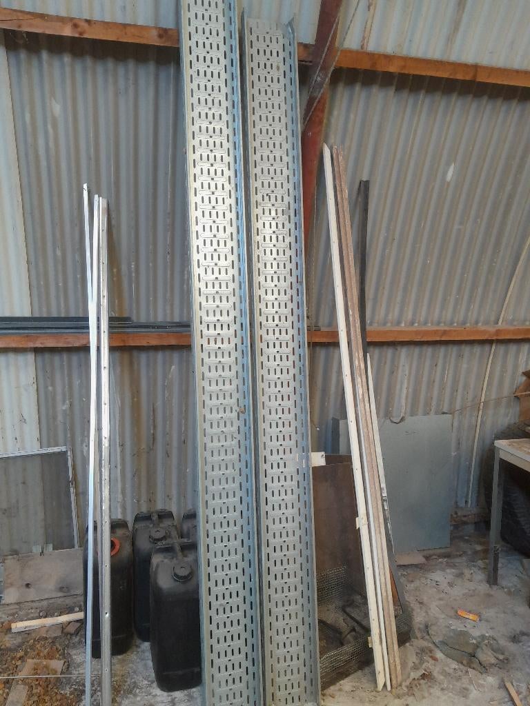 2 st metalen kabelgoot, 200x60mm, 2,5mtr, in nieuwstaat, Doe-het-zelf en Bouw, Elektriciteit en Kabels, Ophalen, Zo goed als nieuw
