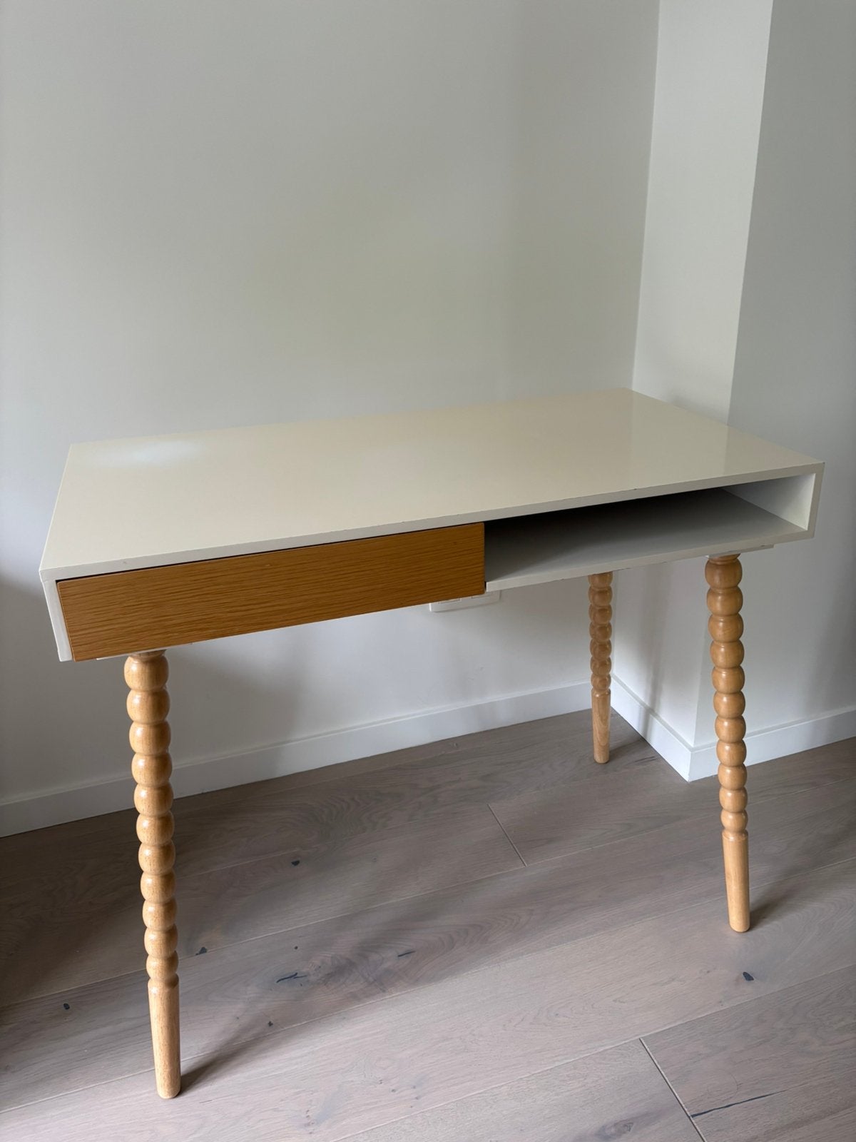 Witte bureau met bruine details., Huis en Inrichting, Ophalen, Opzetstuk, Gebruikt, Hout