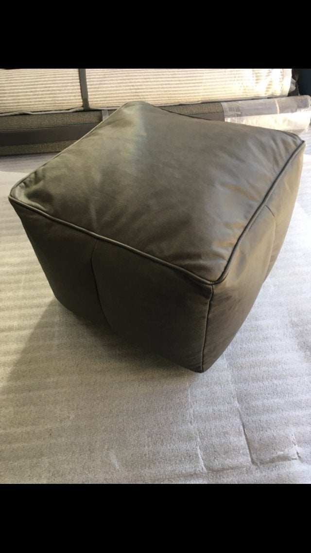 Nieuwe lederen poef Maxfurn Zappa kleur:antraciet, Huis en Inrichting, Nieuw, Leer, Ophalen of Verzenden, 50 tot 75 cm