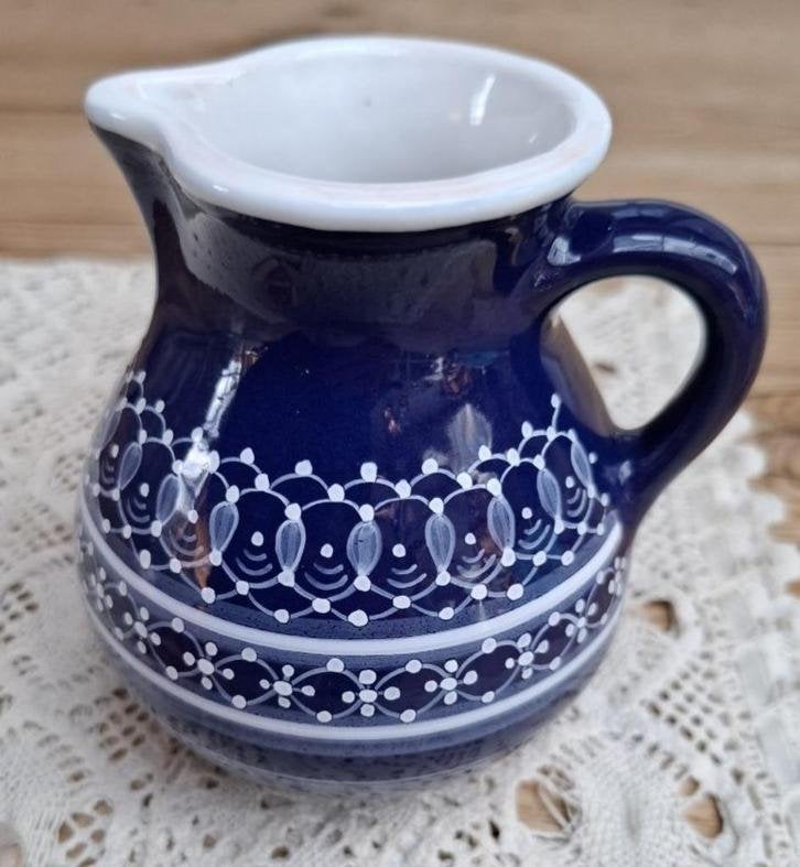 Vintage donkerblauw met wit motief melkkannetje uit Praag, Ophalen of Verzenden