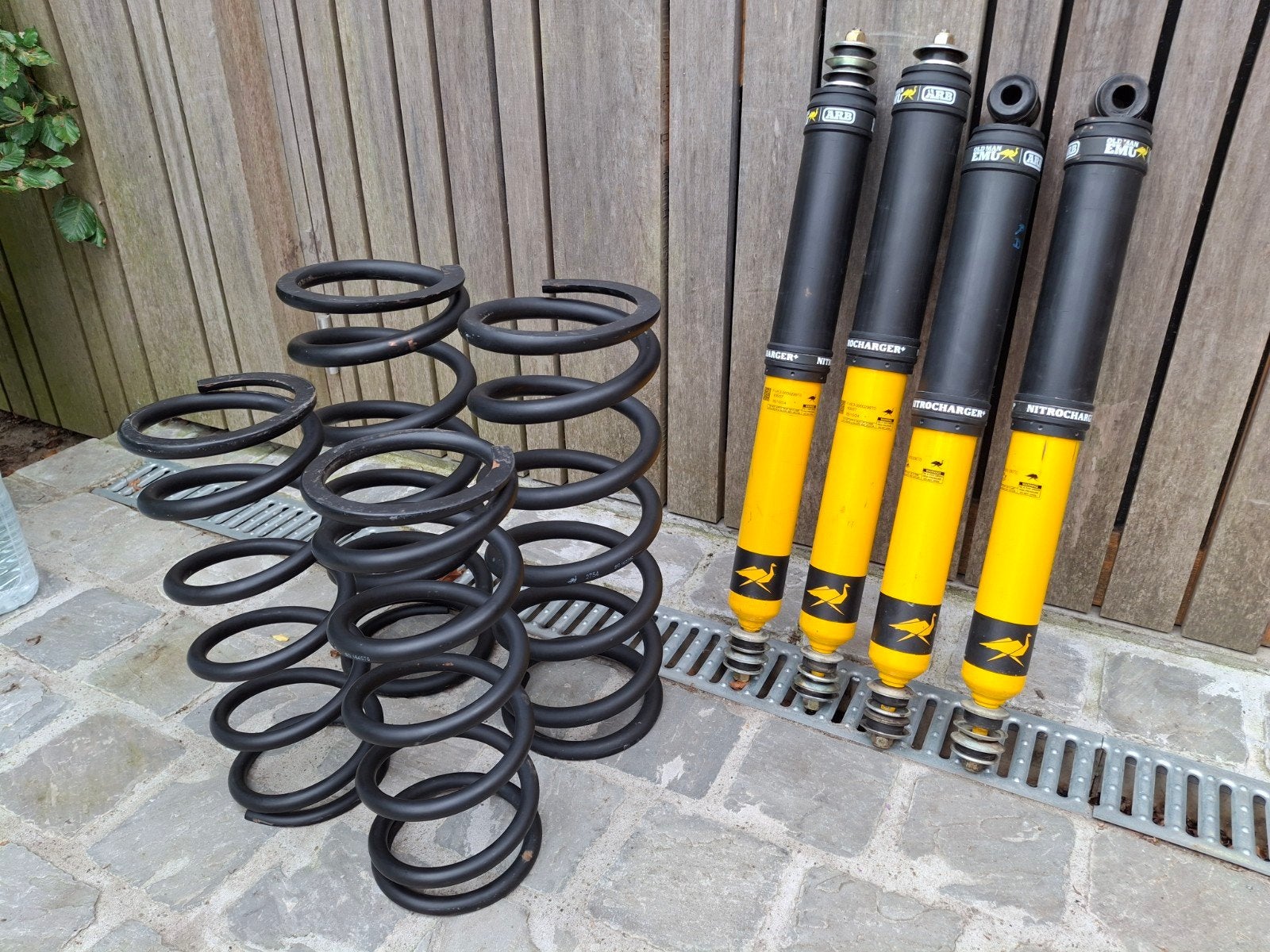 Old Man Emu schokdempers + voor en achterveren Defender 110, Ophalen, Land Rover