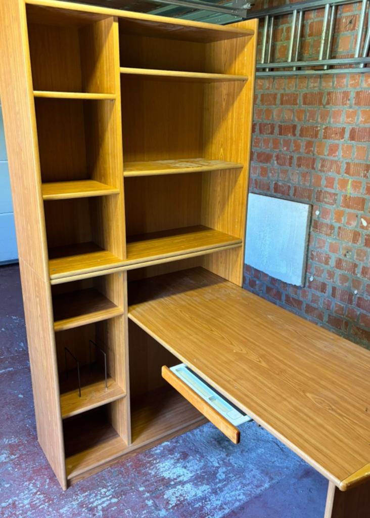 Bureau met kast, Ophalen