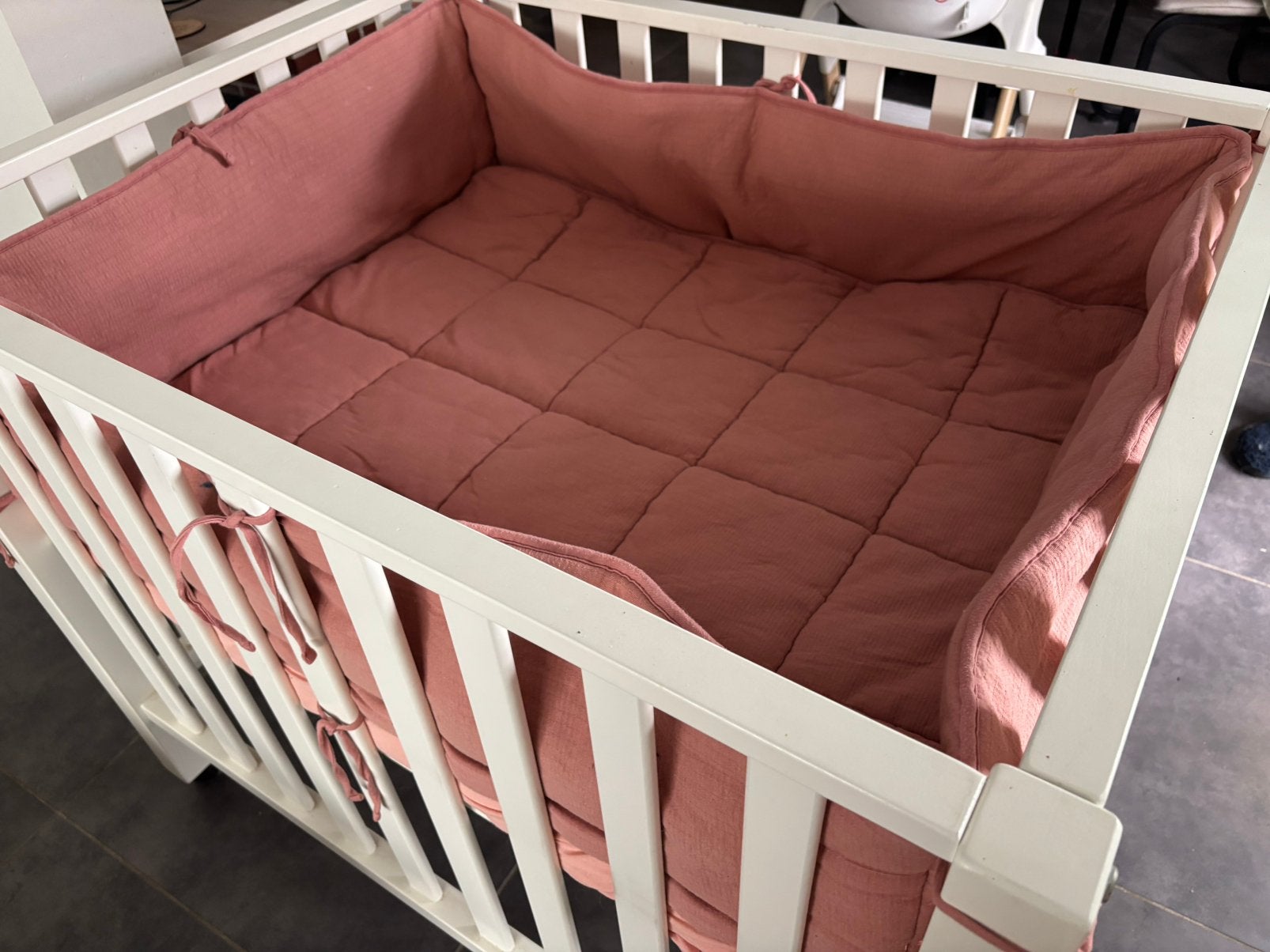 Wit baby park met omranding en parklegger roze, Kinderen en Baby's, Babyparken, Ophalen, Zo goed als nieuw, Rechthoekig, In hoogte verstelbaar