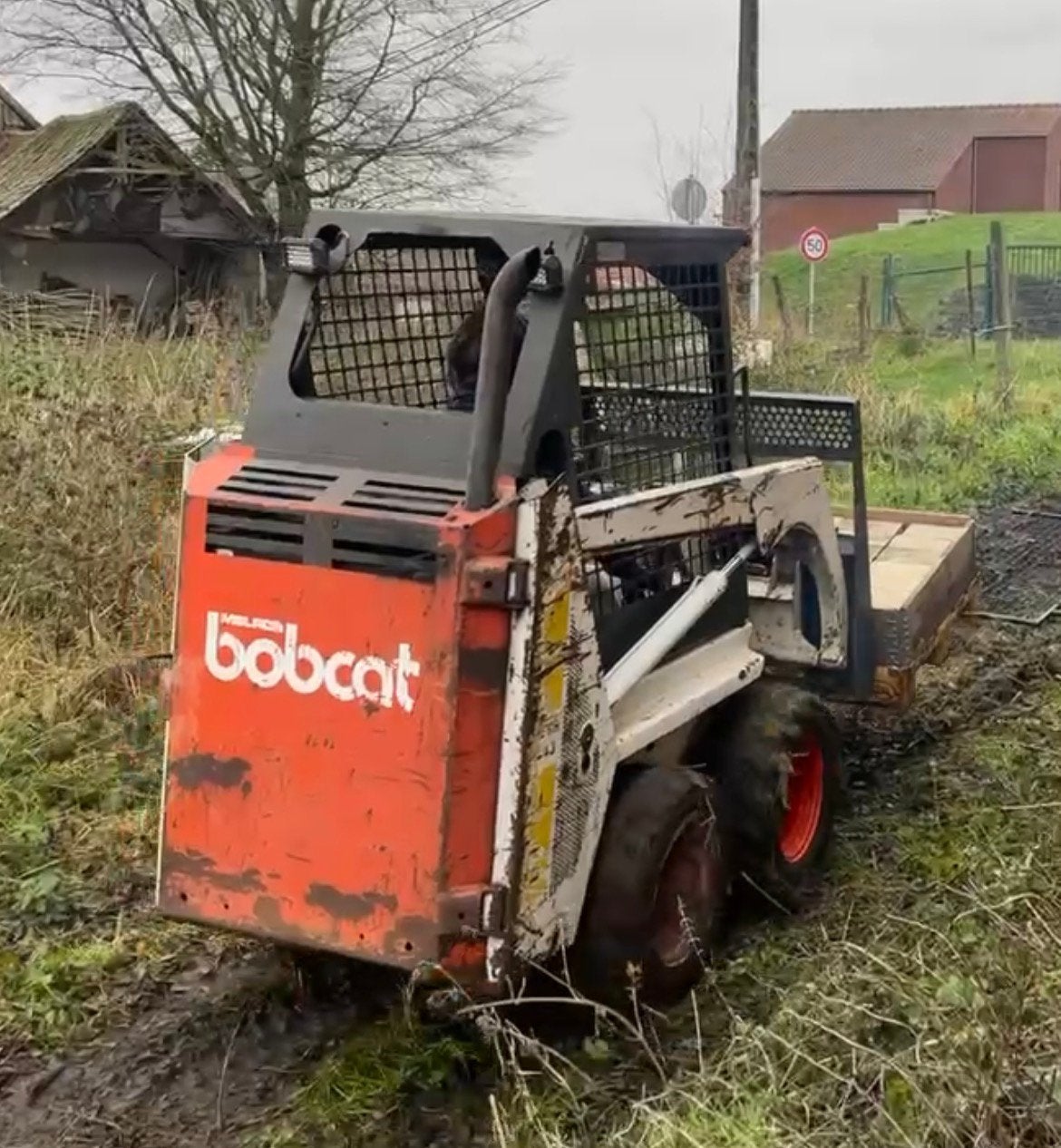 Bobcat 443 deux godets& fourches à palettes. Ne roule plus, Enlèvement
