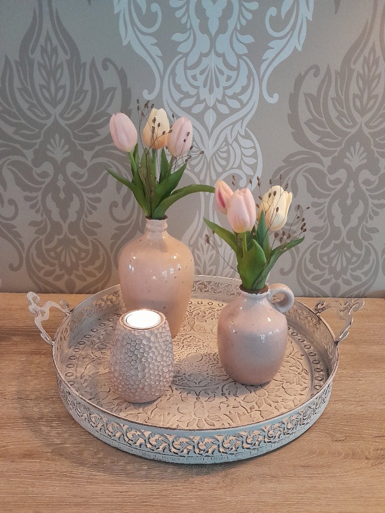 Vazen met real touch tulpen en theelichthouder op dienblad, Maison & Meubles, Enlèvement, Comme neuf, Rose, Pierre/céramique