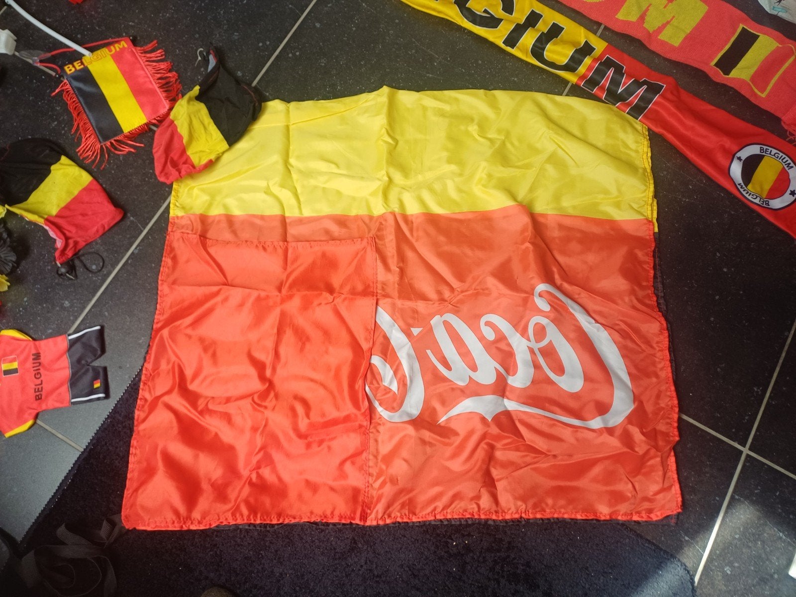 Echarpes représentant le drapeau des Diables Rouges de Belgi, Enlèvement ou Envoi
