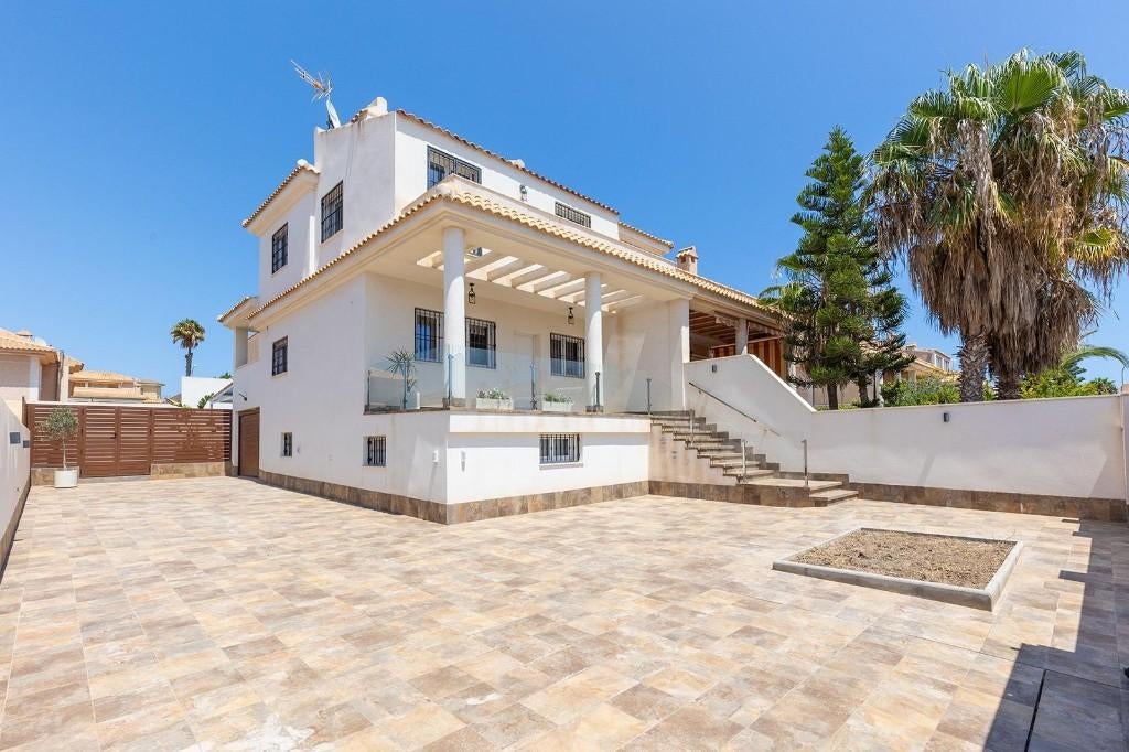 Villa mitoyenne avec piscine et garage à Torrevieja, Immo, Étranger, 220 m², Torrevieja, Maison d'habitation, 4 pièces