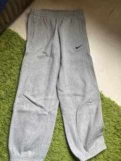 Nike joggingbroek maat 128-140, grijs, Kinderen en Baby's, Kinderkleding | Maat 128, Broek, NIKE, Jongen of Meisje, Ophalen of Verzenden